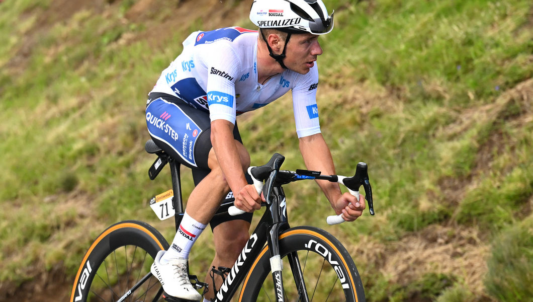 Le Tour: Evenepoel toont doorzettingsvermogen in Massif Central