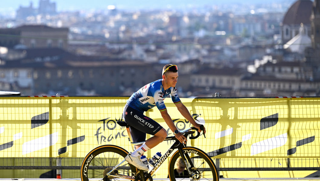 Evenepoel achtste in openingsrit Tour de France