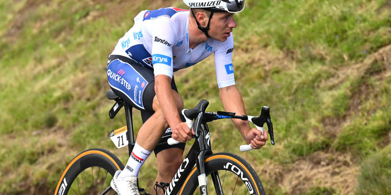 Le Tour: Evenepoel toont doorzettingsvermogen in Massif Central