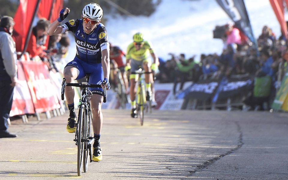 Dan Martin pakt leiding in Catalunya na ritzege