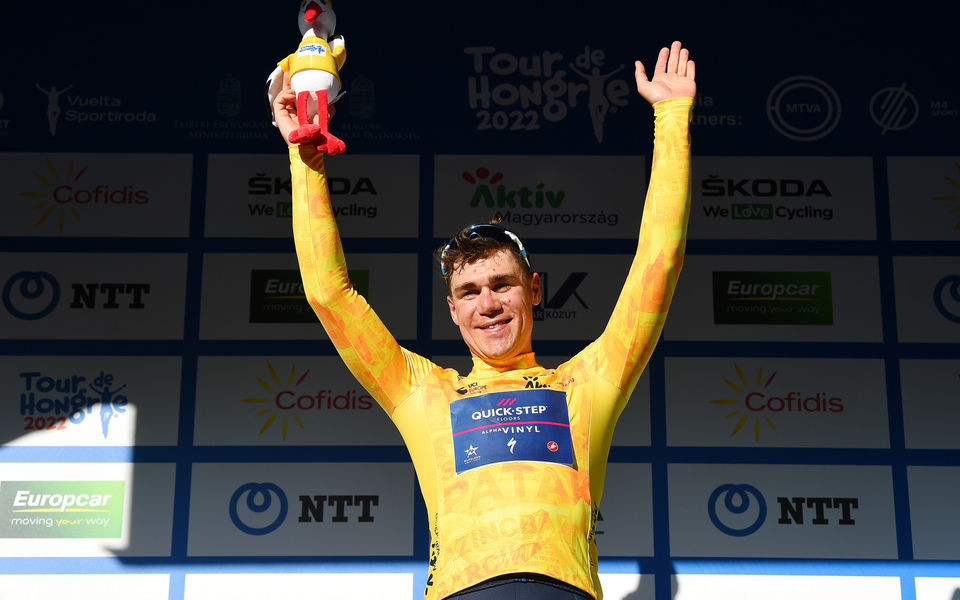 Yellow jersey remains in Jakobsen’s hands