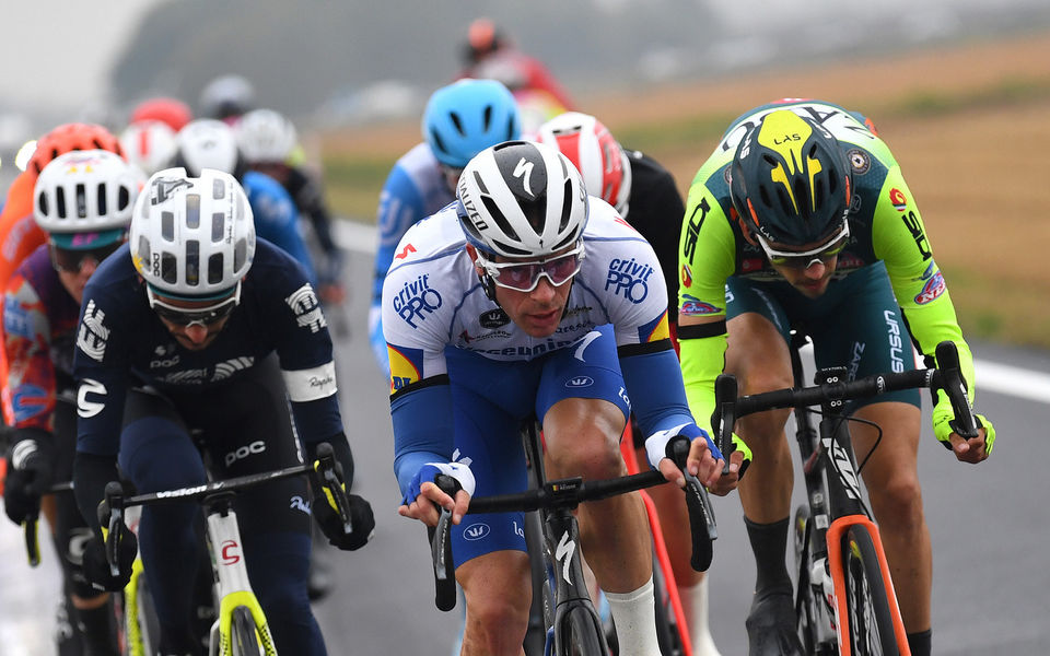 Keisse features in the break on wet Giro d’Italia day