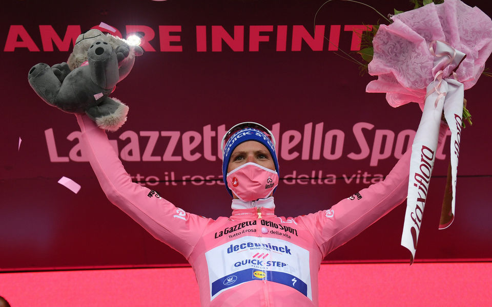 Giro d’Italia: João Almeida pakt maglia rosa op Etna