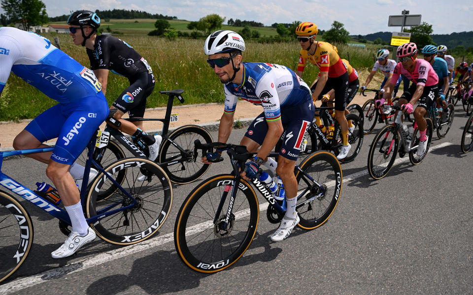 Crashes galore on flat Dauphiné stage