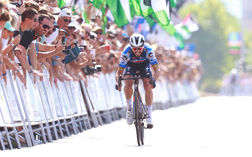 Alaphilippe op het podium in San Sebastian