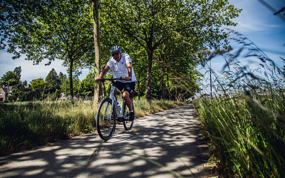 Koffie met de baas: Patrick Lefevere bezoekt Yves Lampaert per e-bike