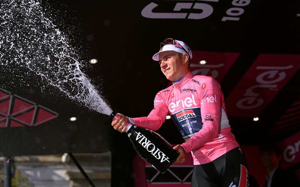 Evenepoel in het roze na openingsdag Giro