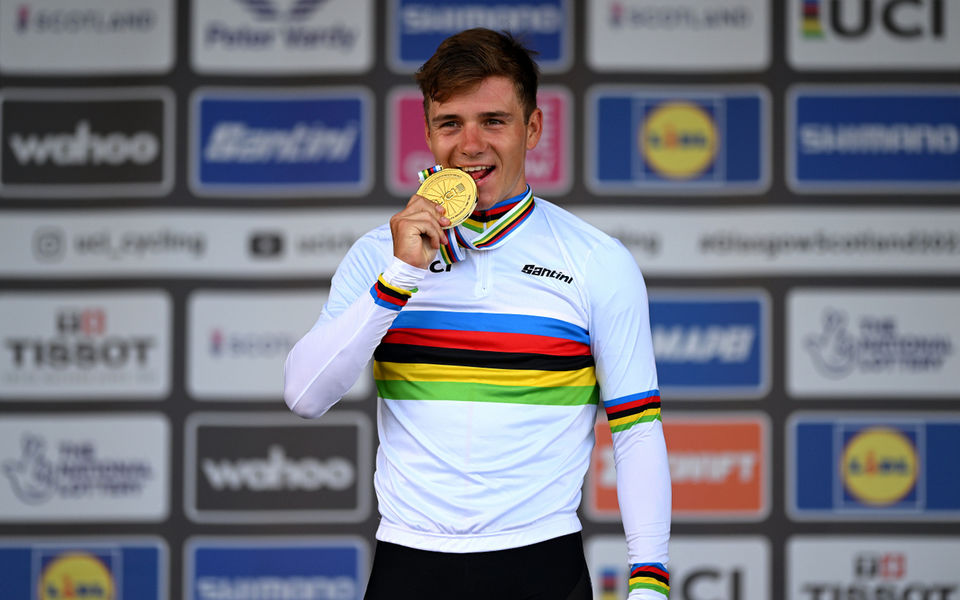 Remco Evenepoel pakt goud op WK tijdrijden