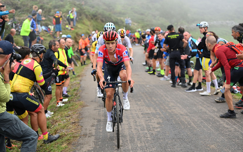 Vuelta a España: Evenepoel keeps red