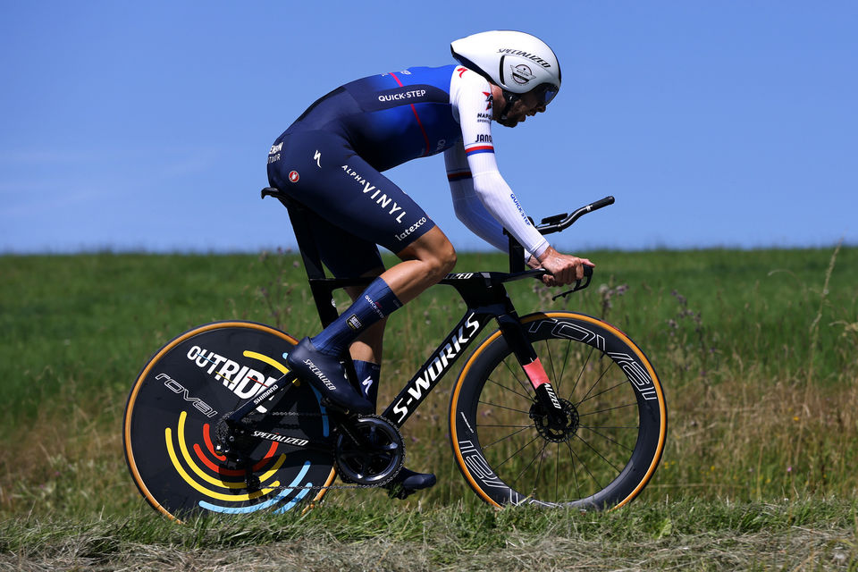 Cerny schuift op in klassement na sterke tijdrit