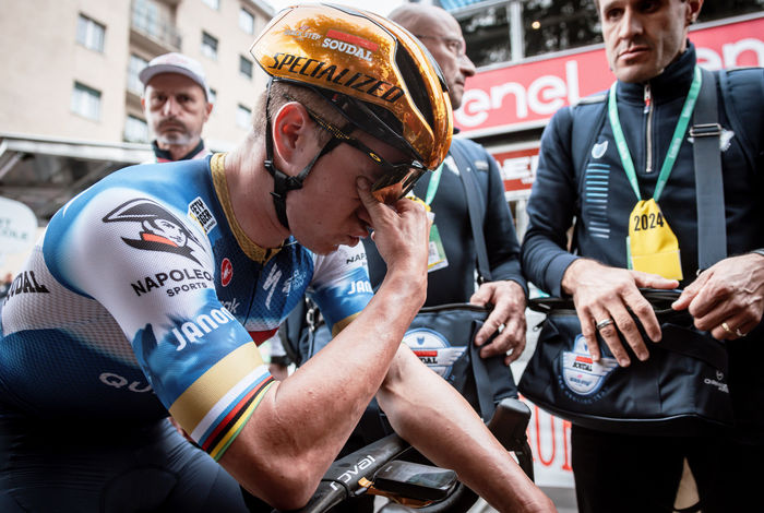 Remco’s emotionele rit naar het podium in Lombardia